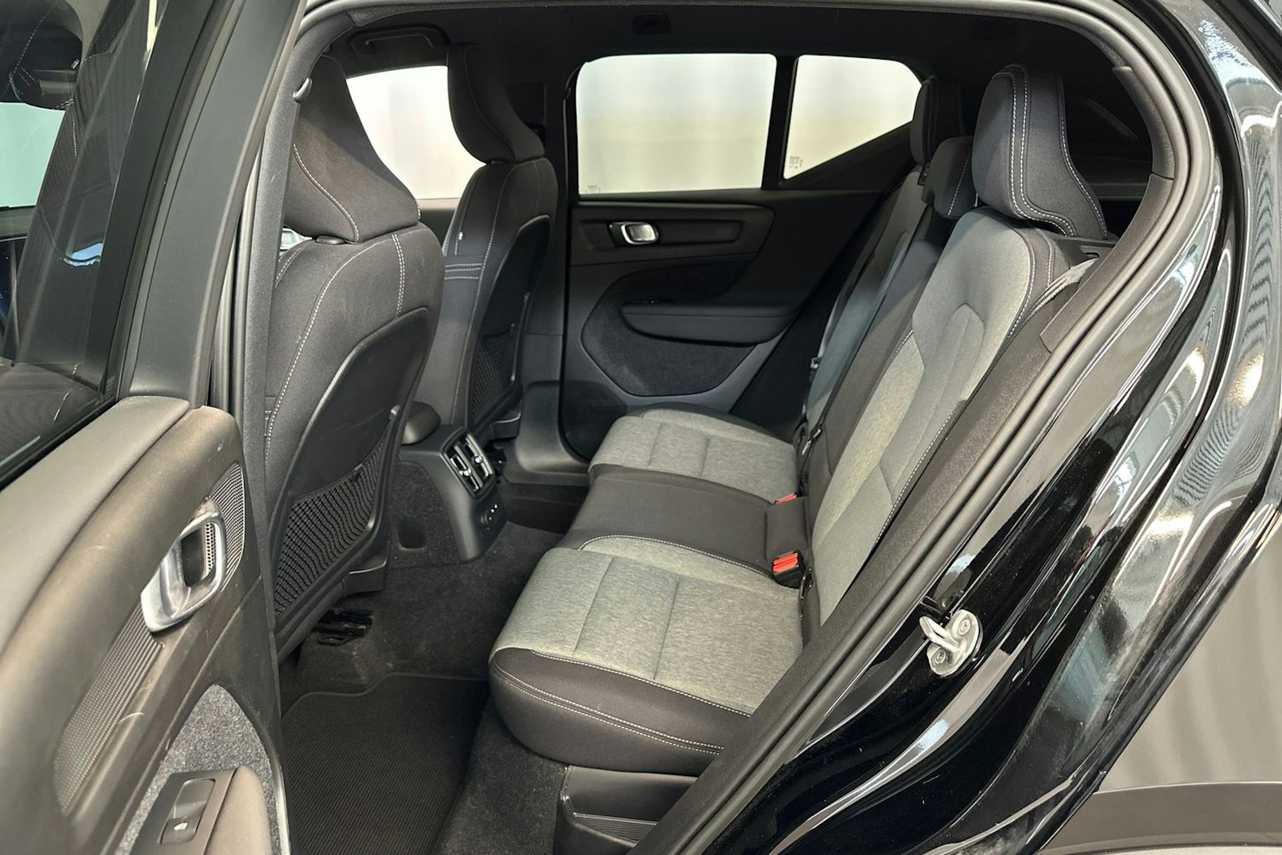 musta Volvo XC40 2023 kuva 13.
