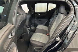 musta Volvo XC40 2023 kuva 13.