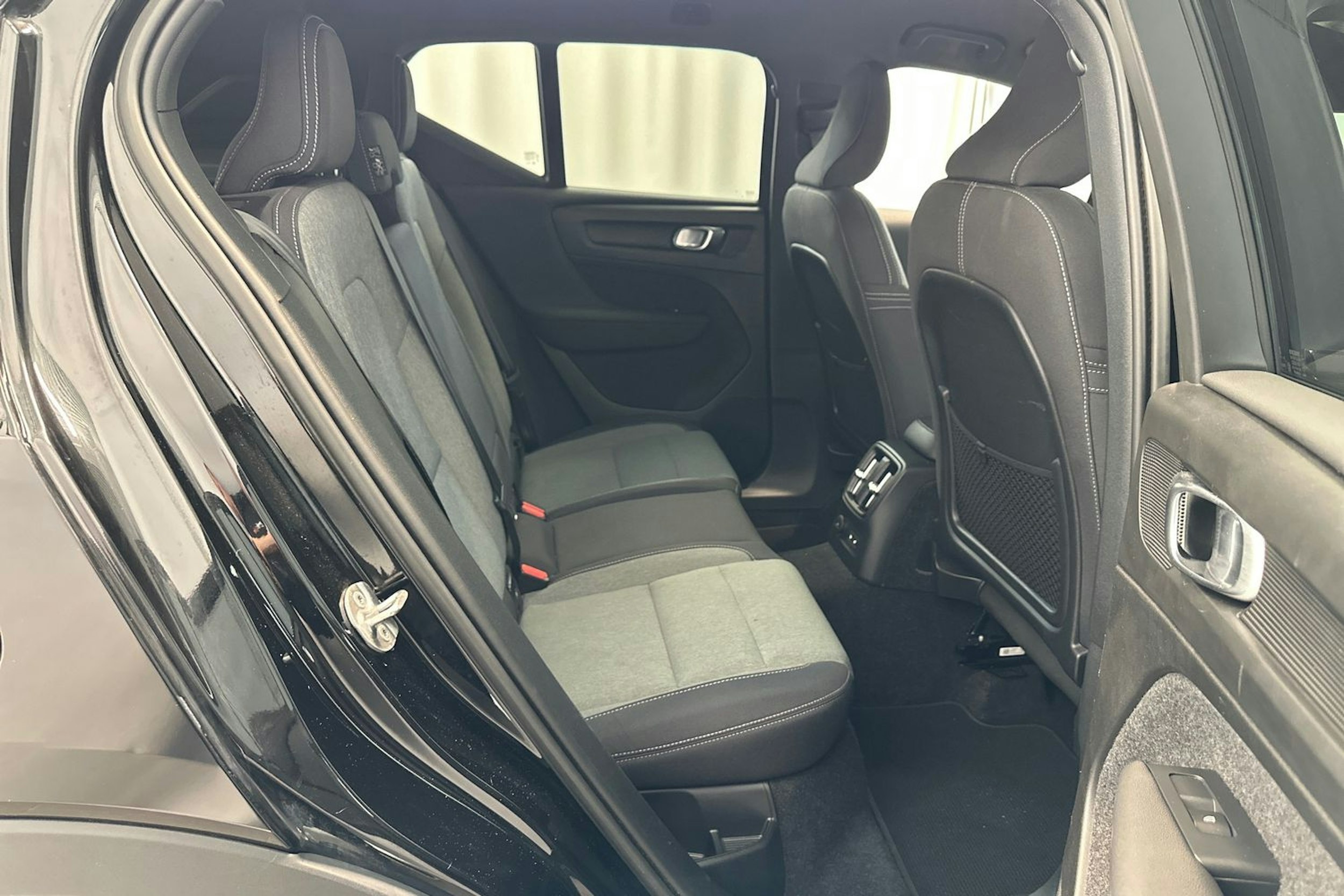 musta Volvo XC40 2023 kuva 14.
