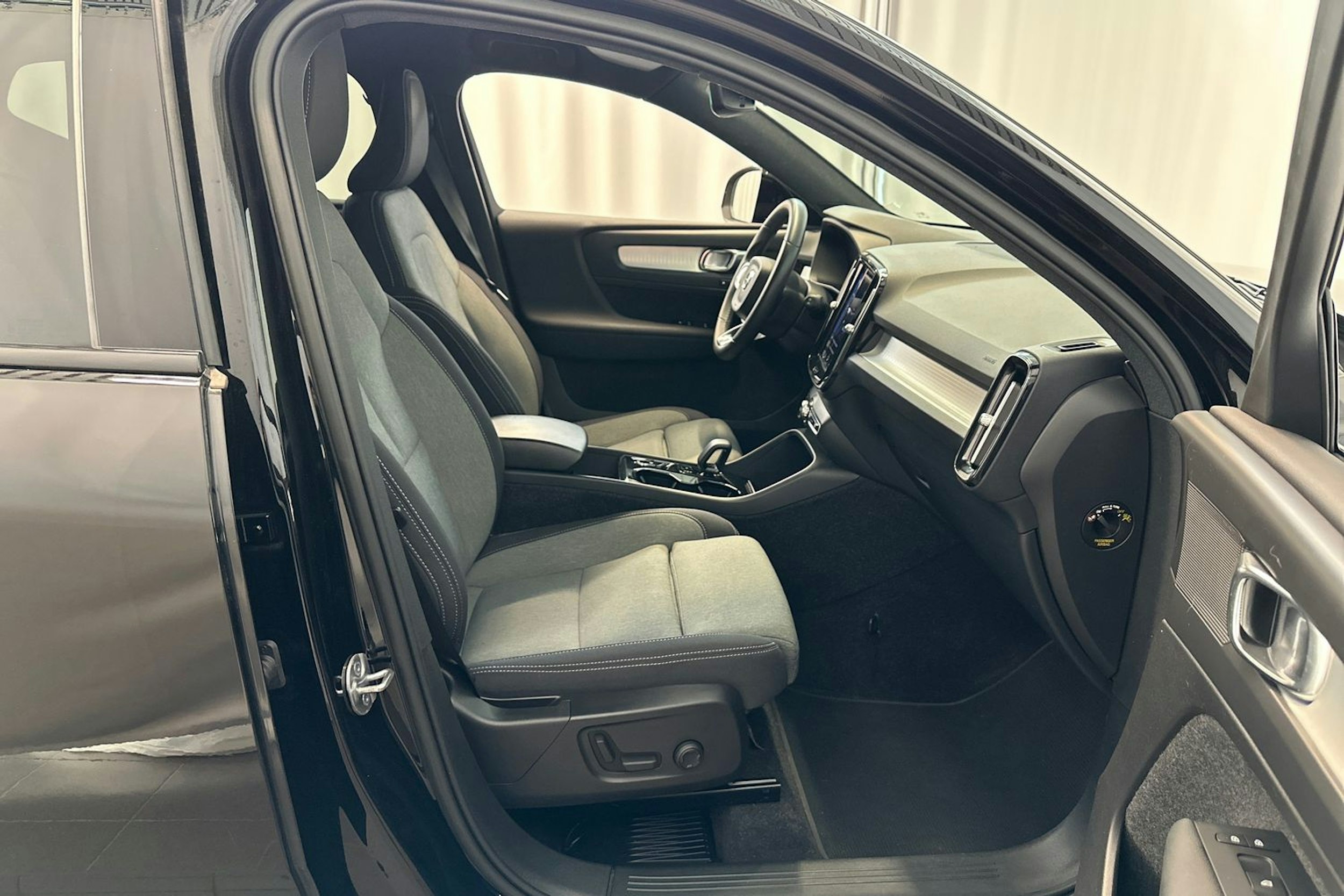 musta Volvo XC40 2023 kuva 15.