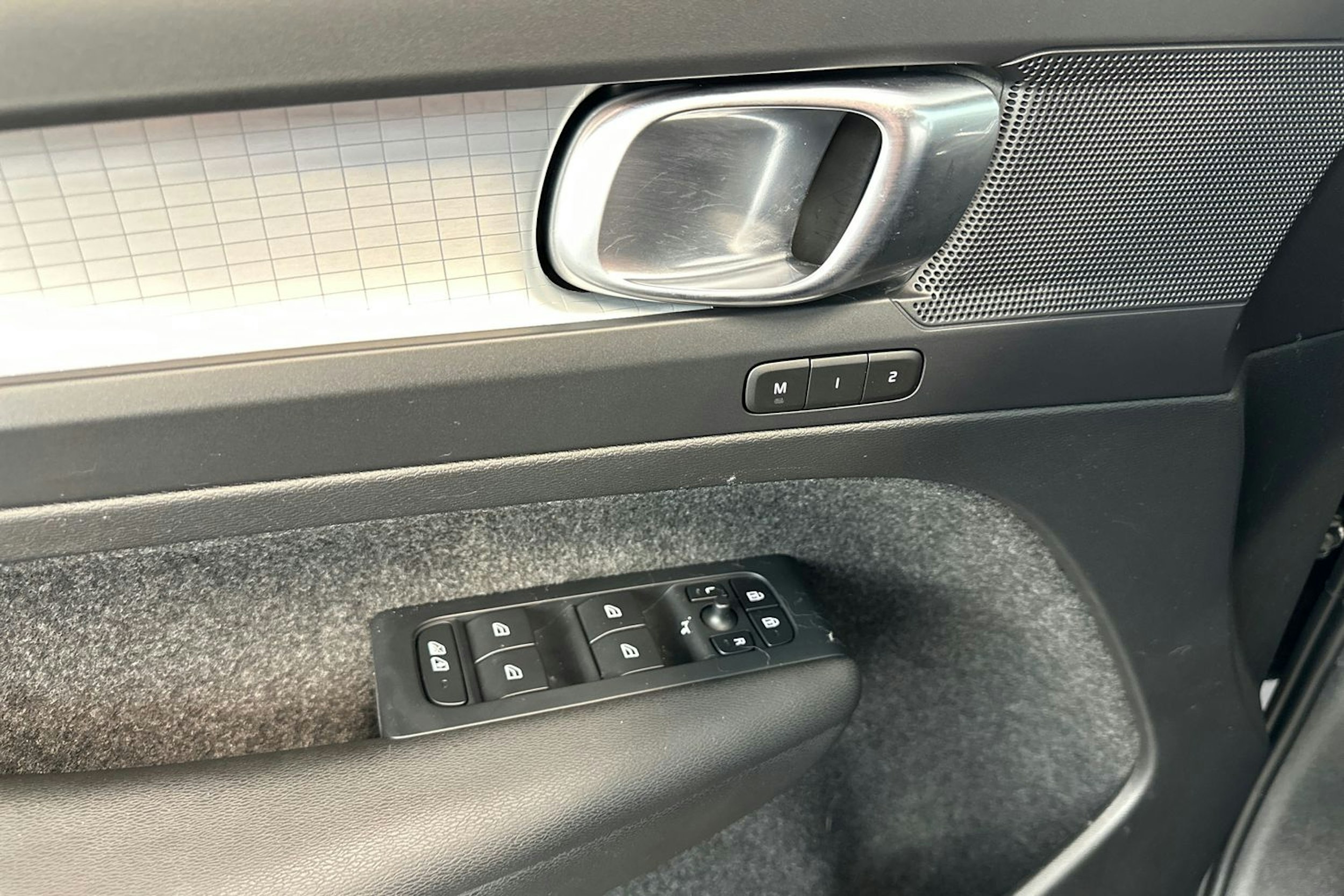 musta Volvo XC40 2023 kuva 16.