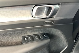 musta Volvo XC40 2023 kuva 16.