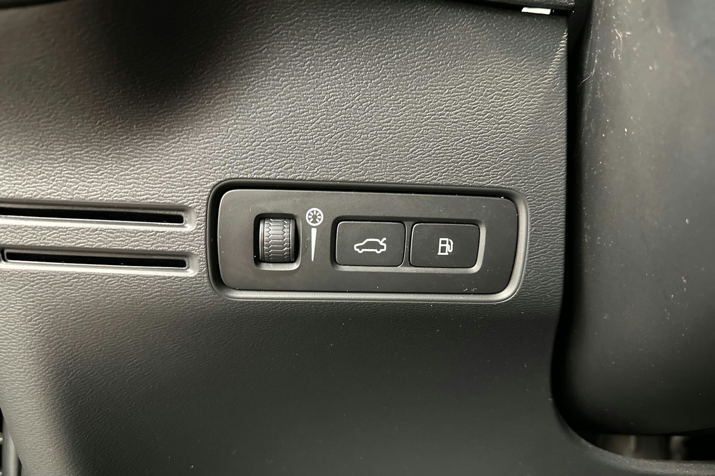 musta Volvo XC40 2023 kuva 17.
