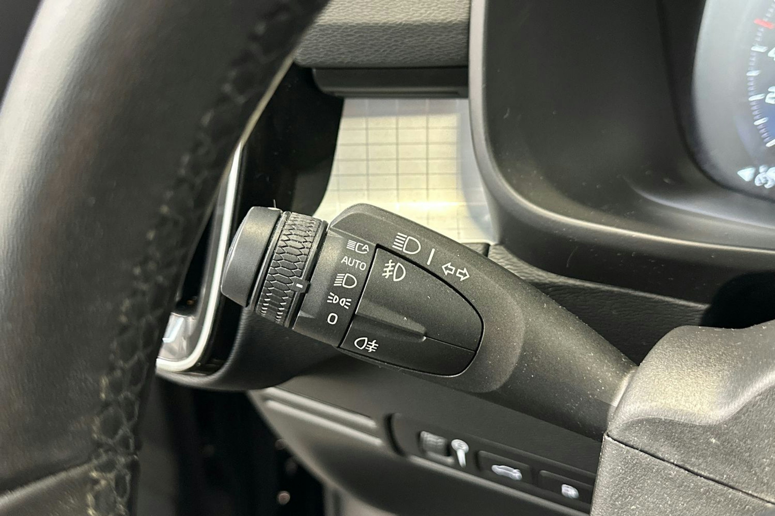 musta Volvo XC40 2023 kuva 18.