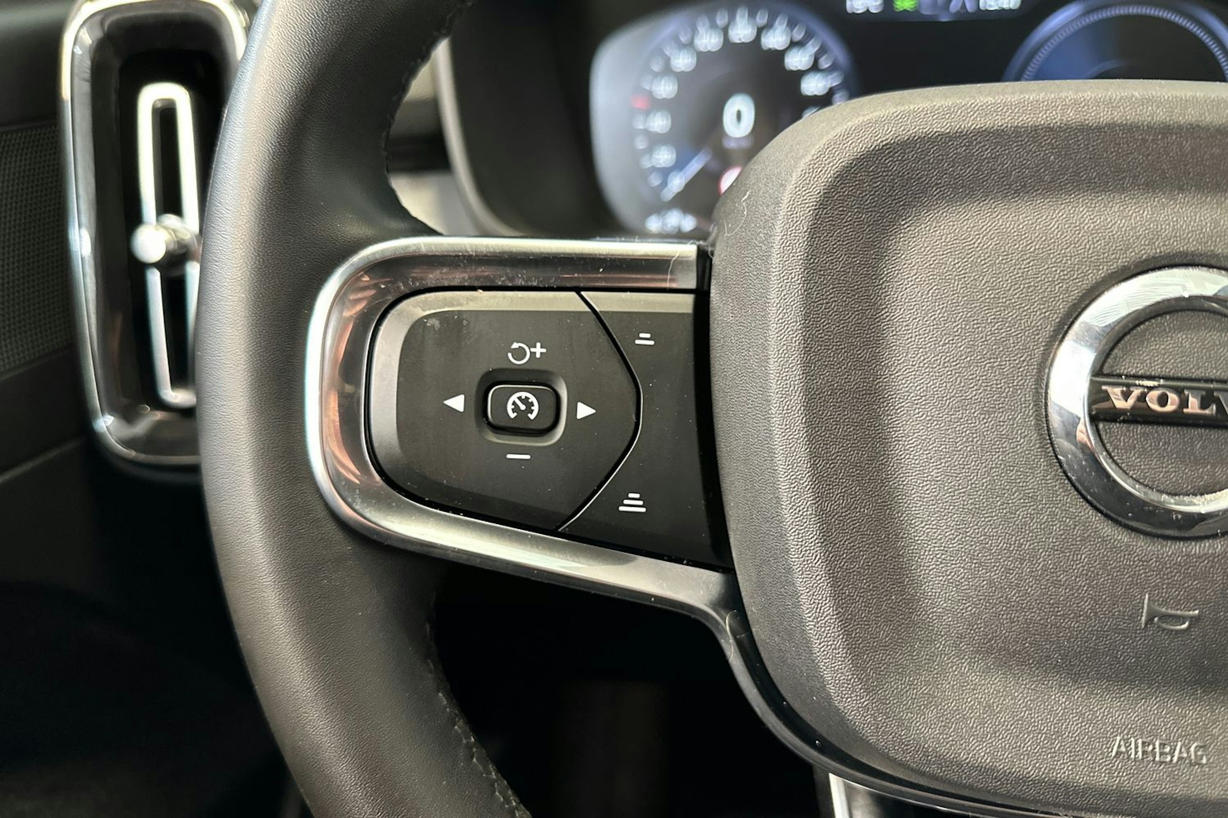 musta Volvo XC40 2023 kuva 19.