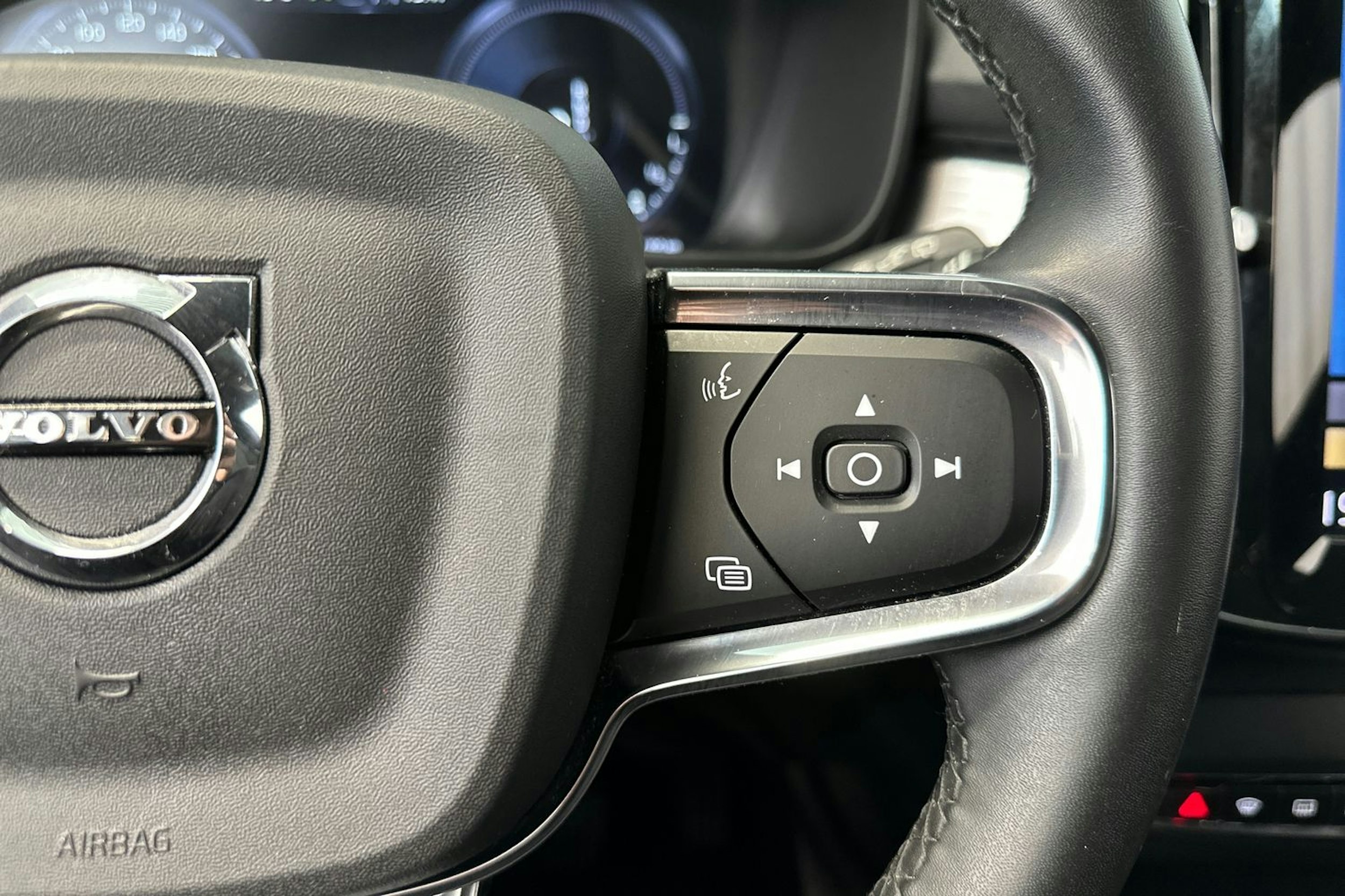 musta Volvo XC40 2023 kuva 20.