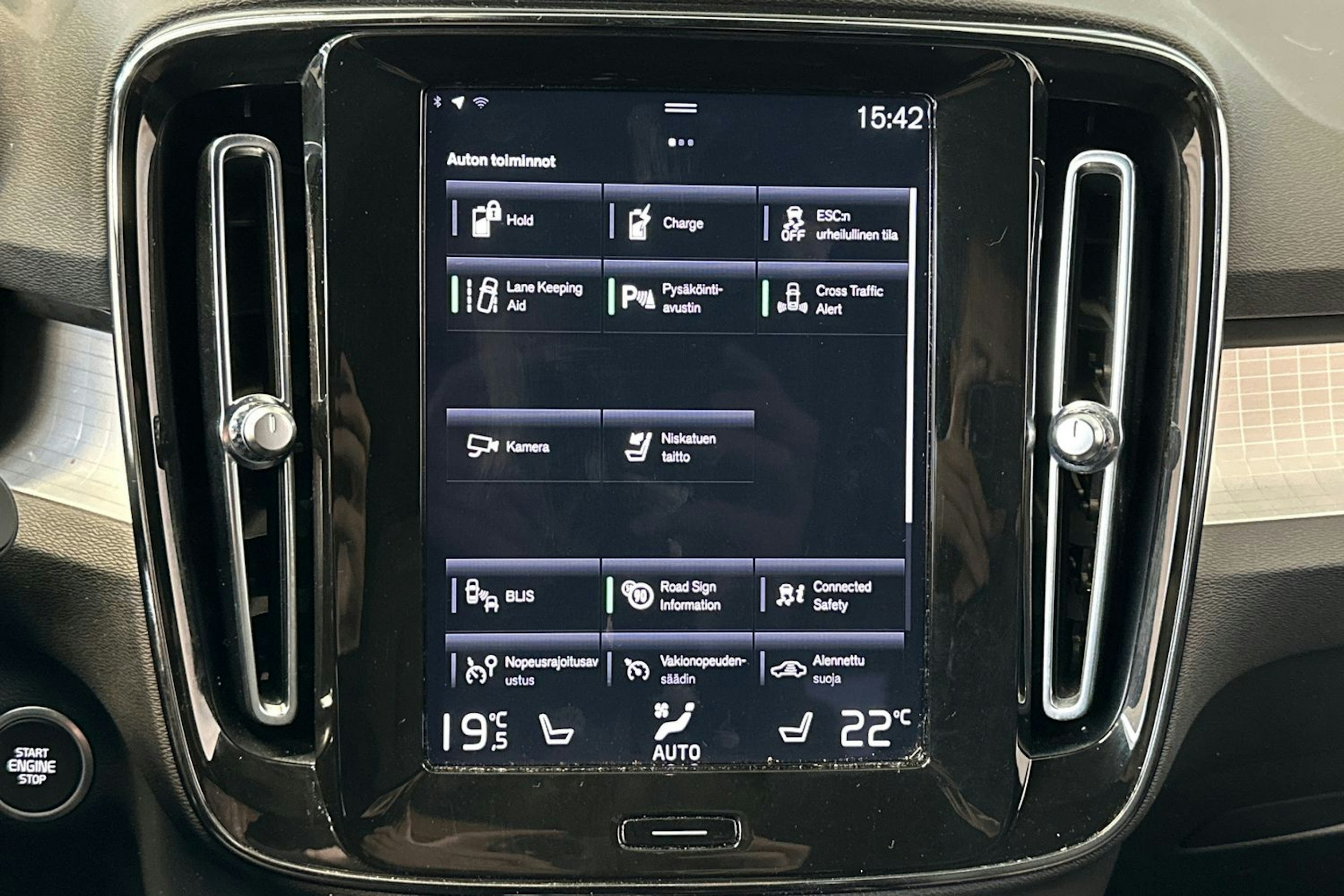 musta Volvo XC40 2023 kuva 23.