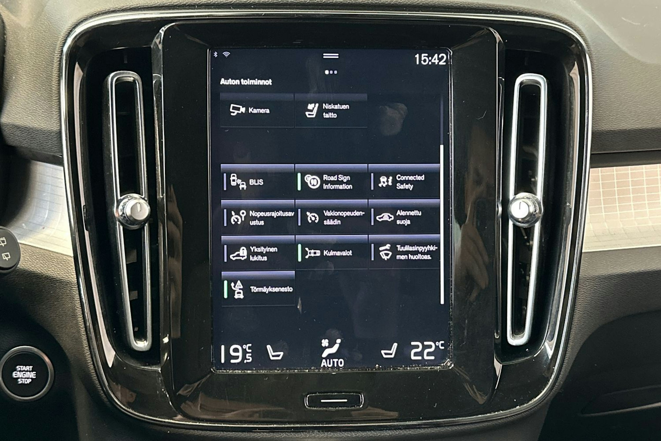 musta Volvo XC40 2023 kuva 24.