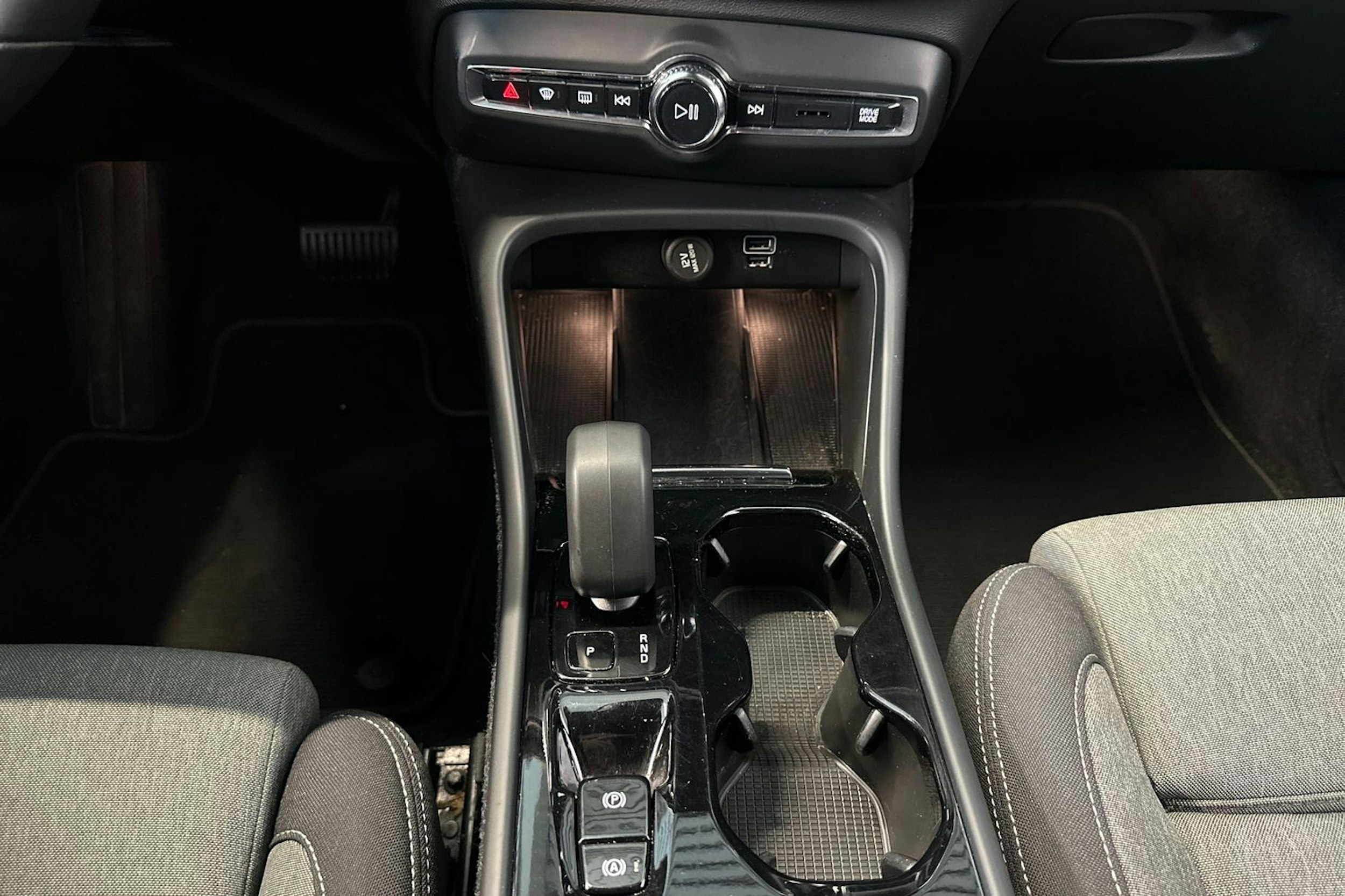musta Volvo XC40 2023 kuva 26.
