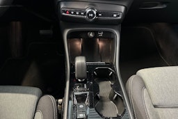 musta Volvo XC40 2023 kuva 26.