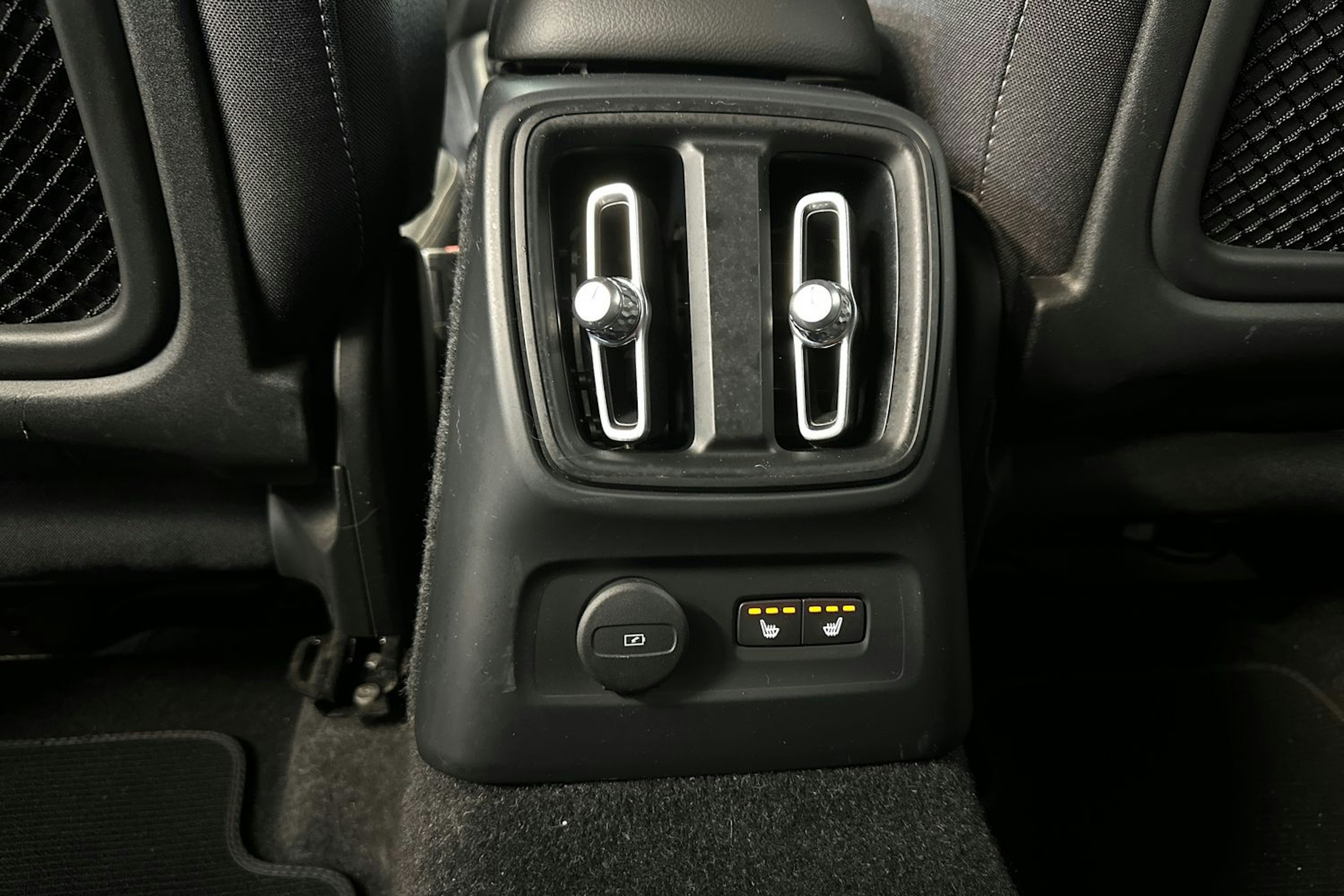 musta Volvo XC40 2023 kuva 27.