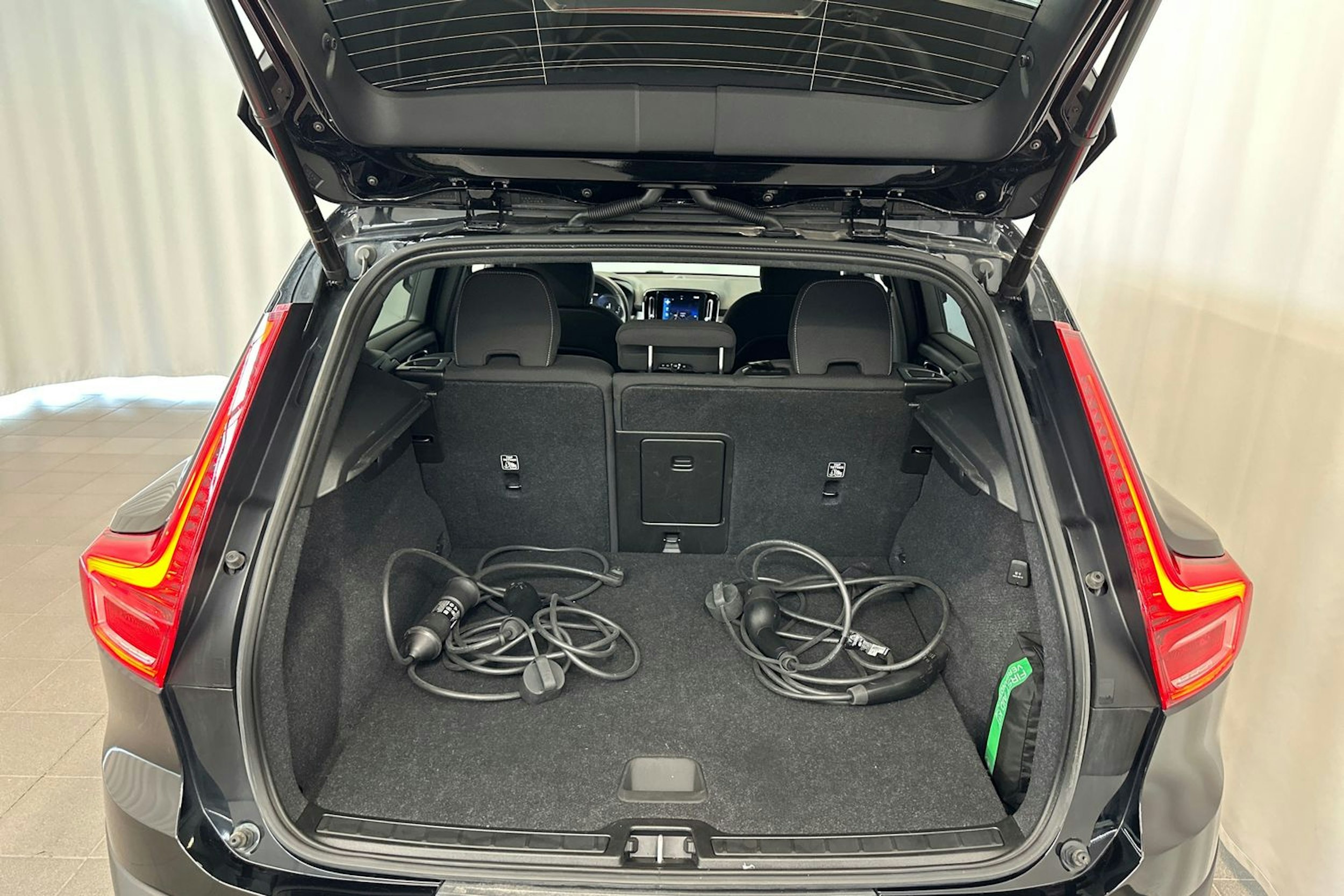 musta Volvo XC40 2023 kuva 28.