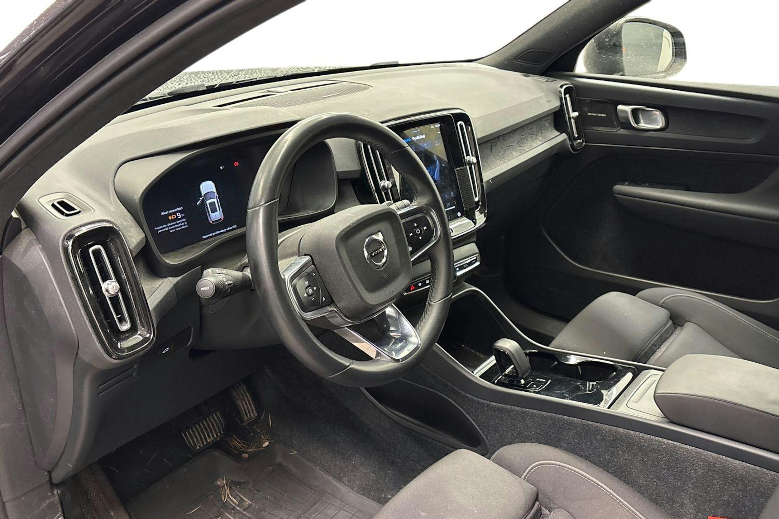 musta Volvo XC40 2023 kuva 3.