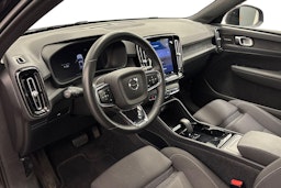 musta Volvo XC40 2023 kuva 7.
