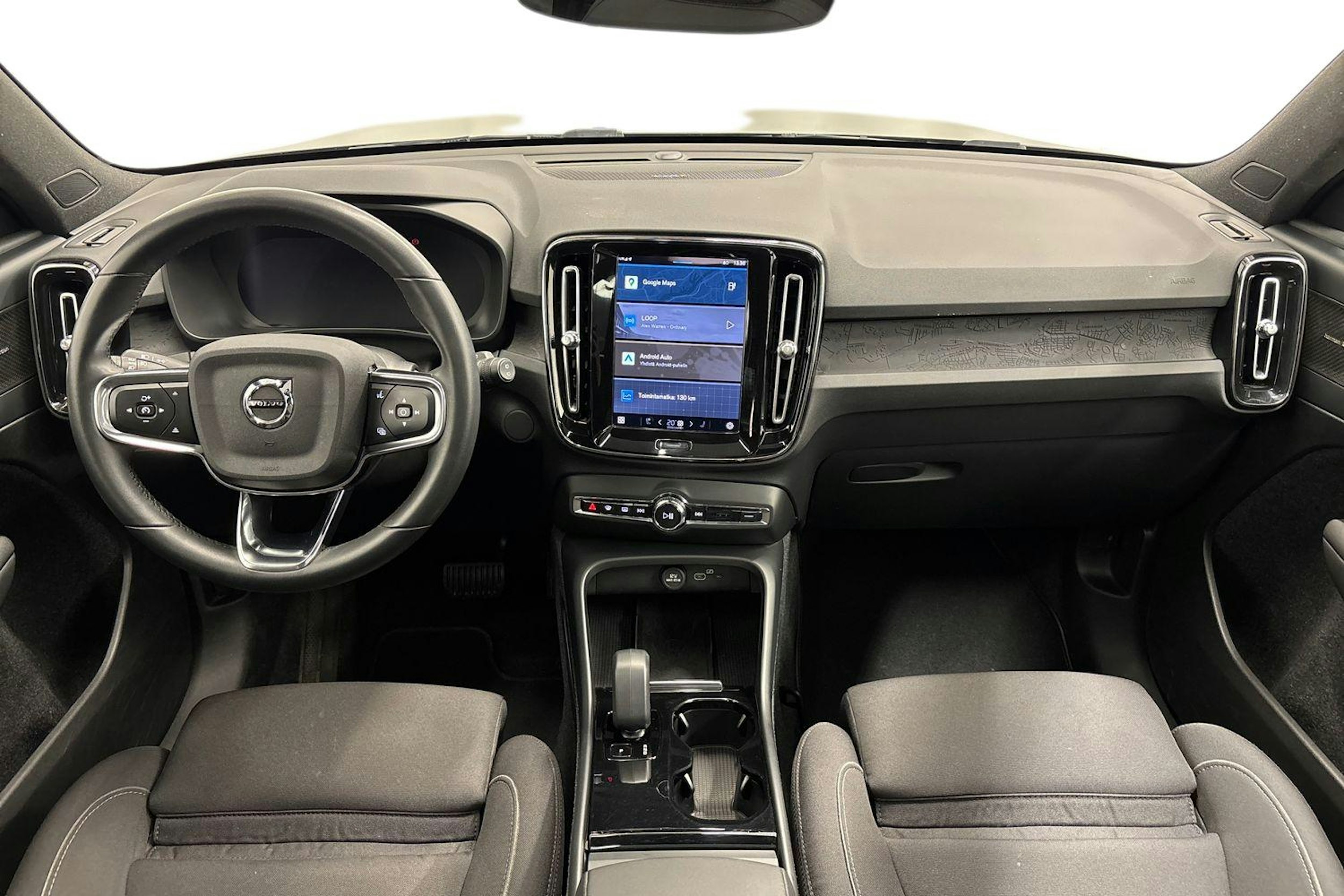 musta Volvo XC40 2023 kuva 9.