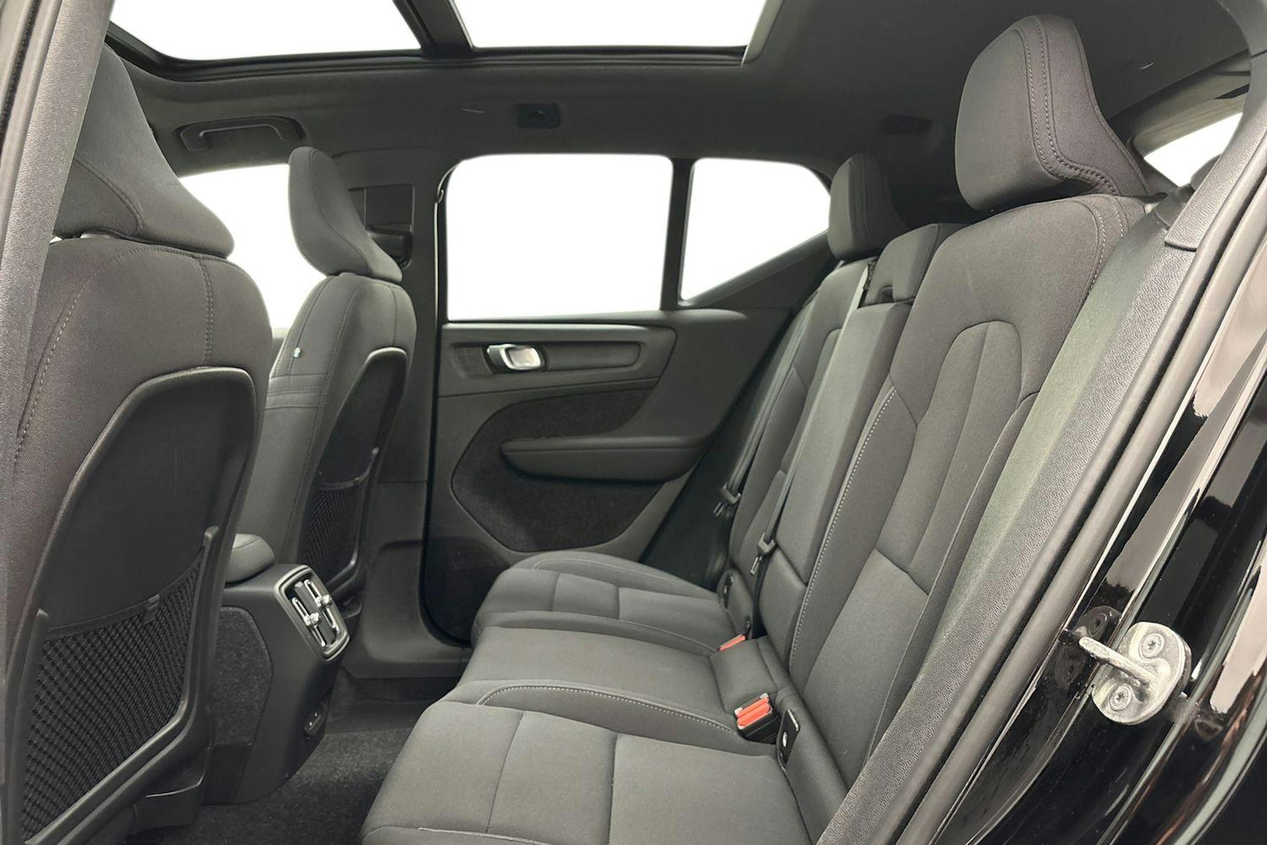 musta Volvo XC40 2023 kuva 10.