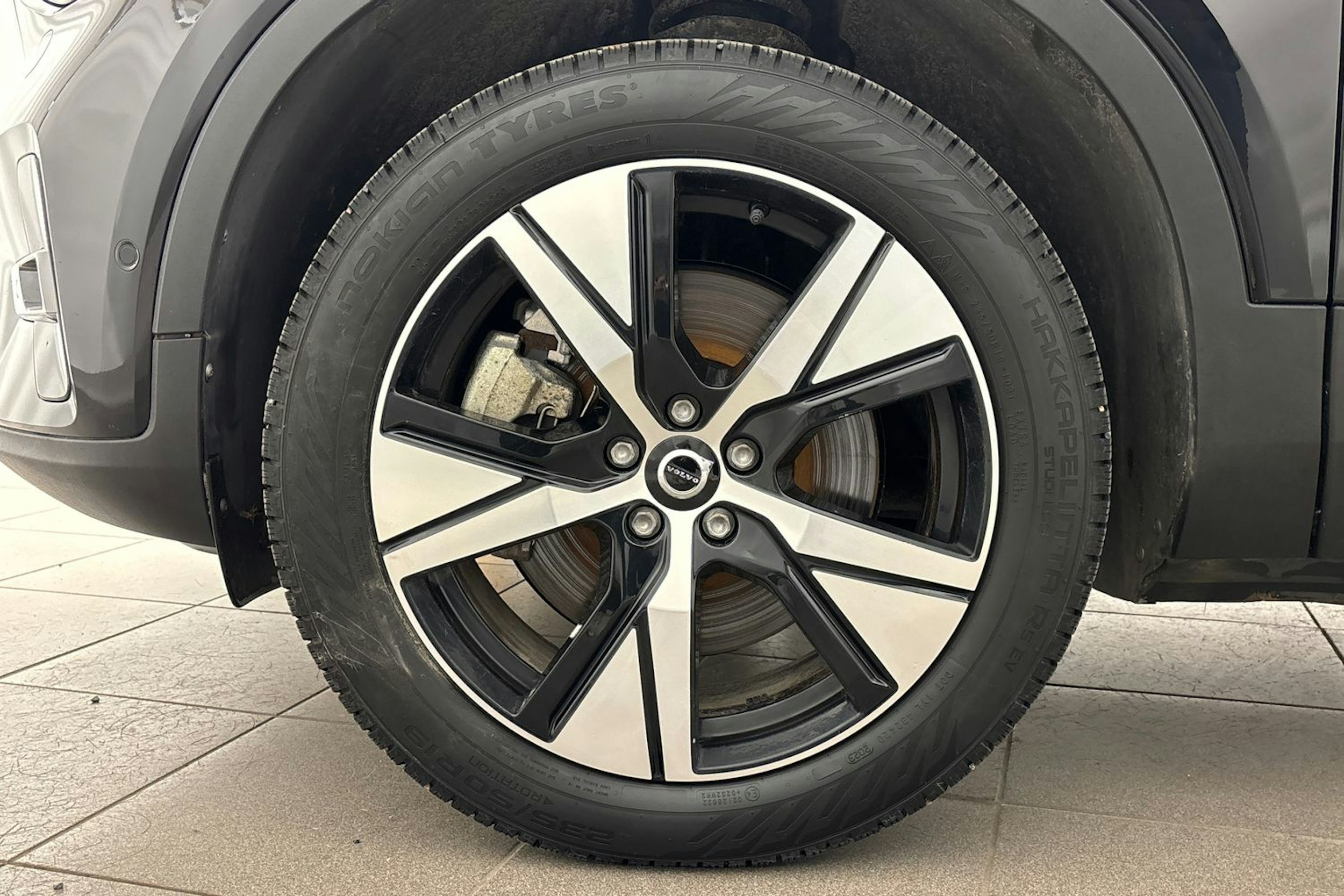 musta Volvo XC40 2023 kuva 13.