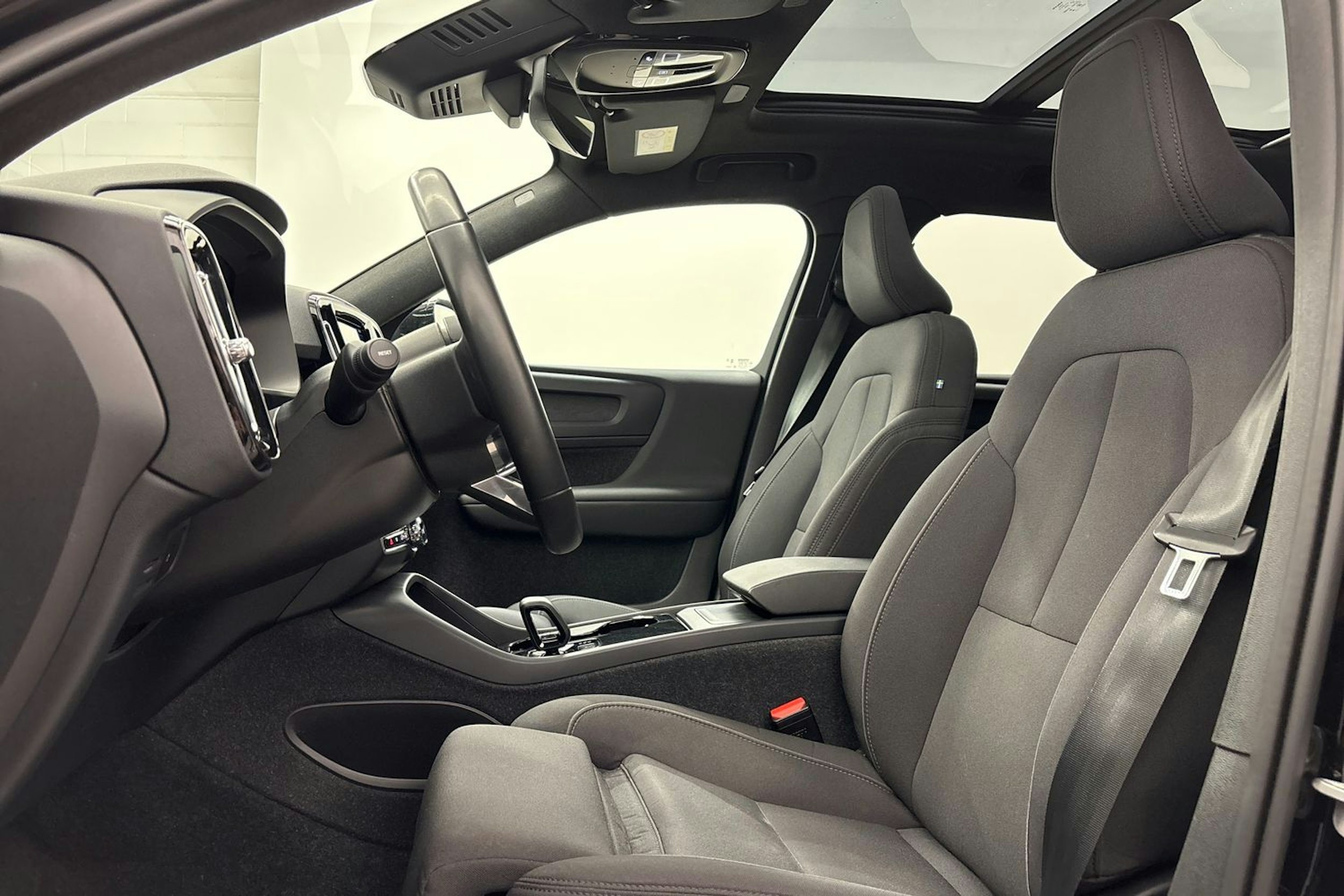 musta Volvo XC40 2023 kuva 14.