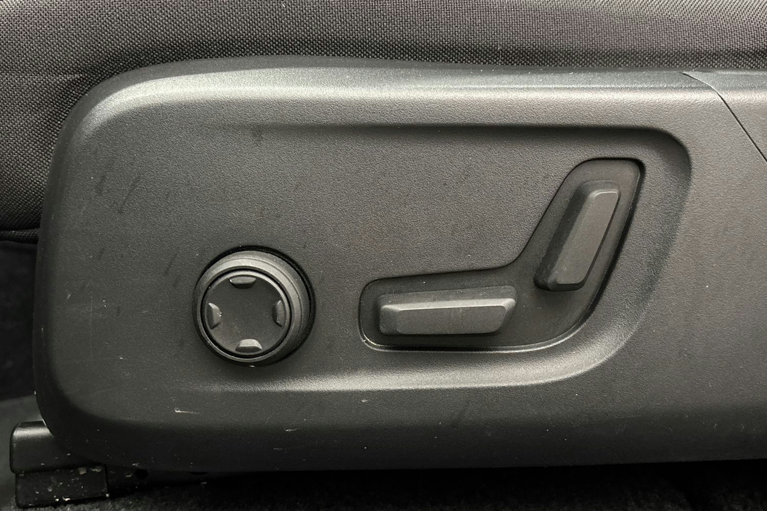 musta Volvo XC40 2023 kuva 15.