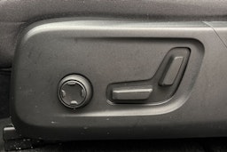 musta Volvo XC40 2023 kuva 15.