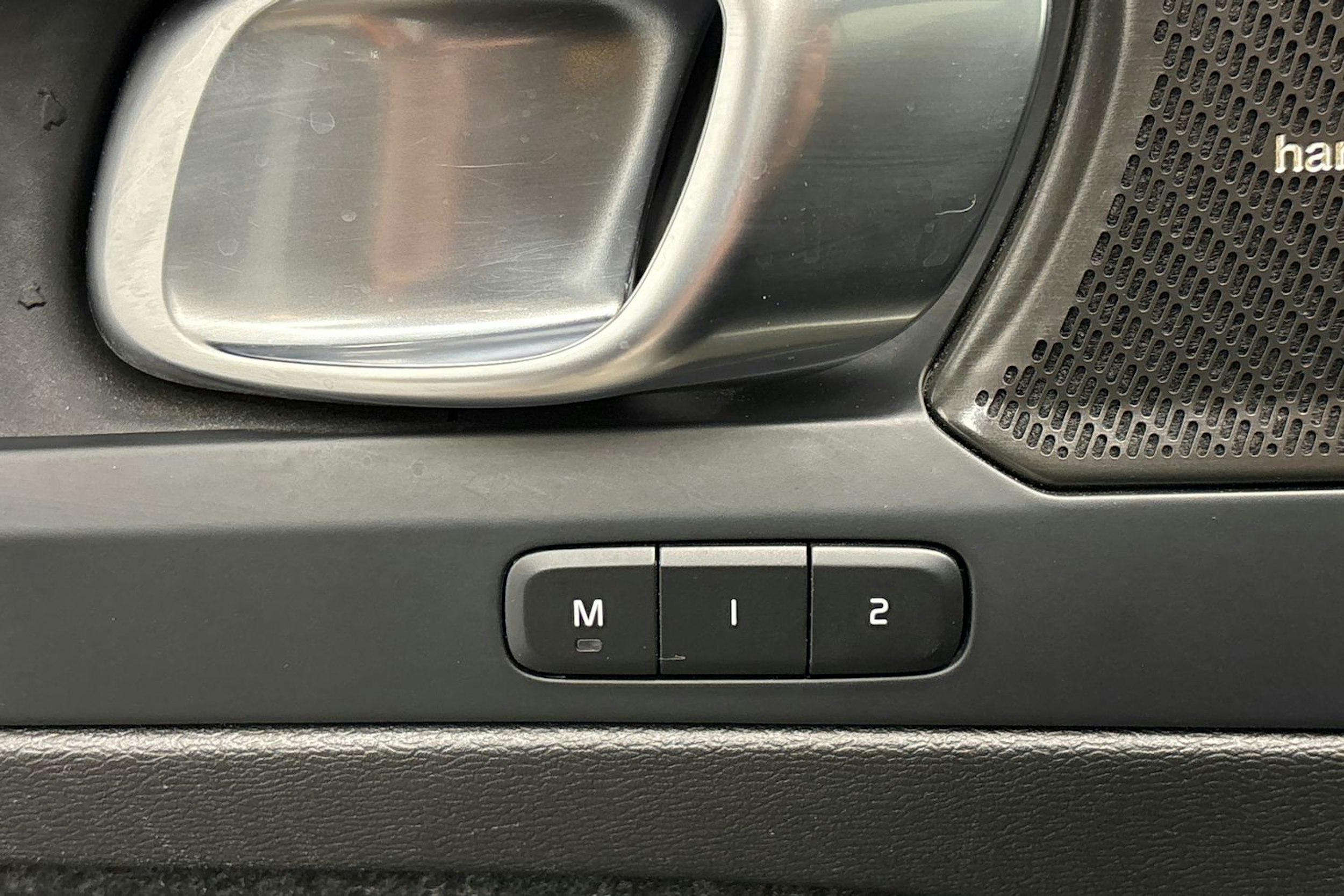 musta Volvo XC40 2023 kuva 16.