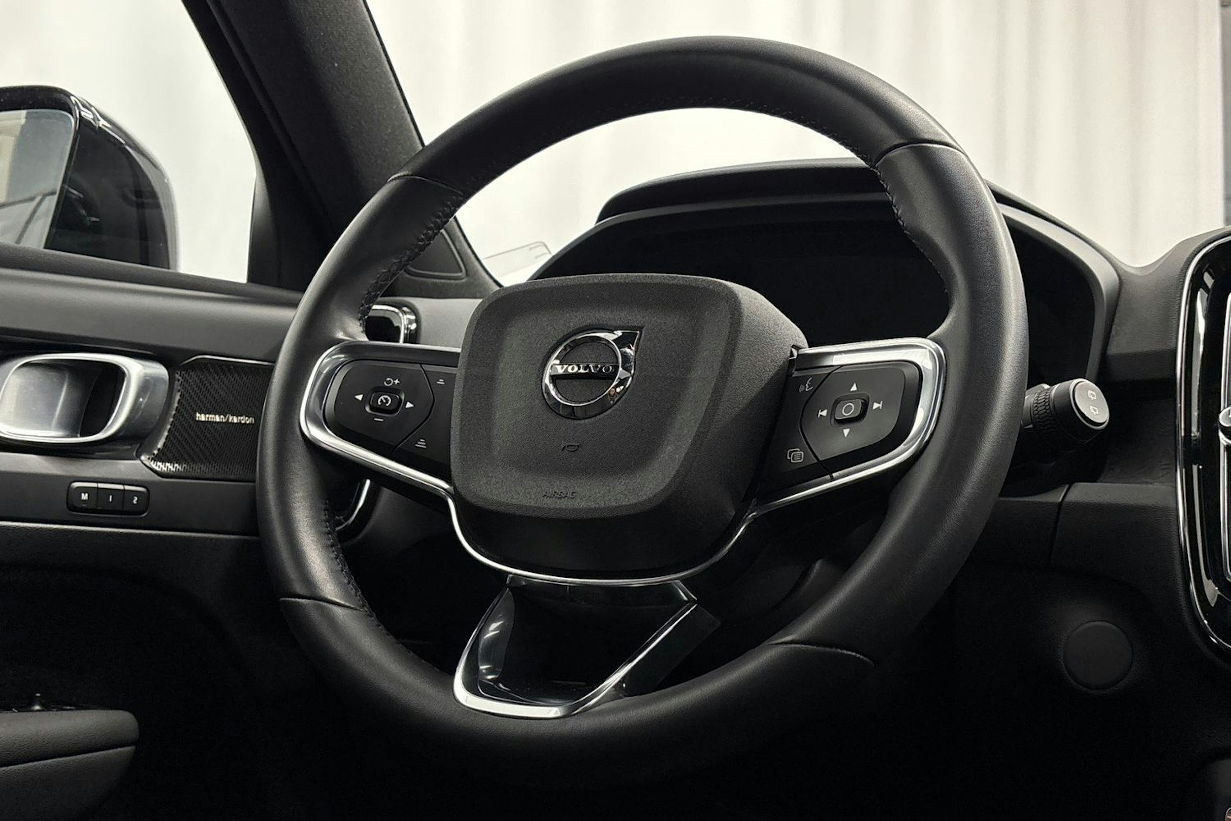 musta Volvo XC40 2023 kuva 17.