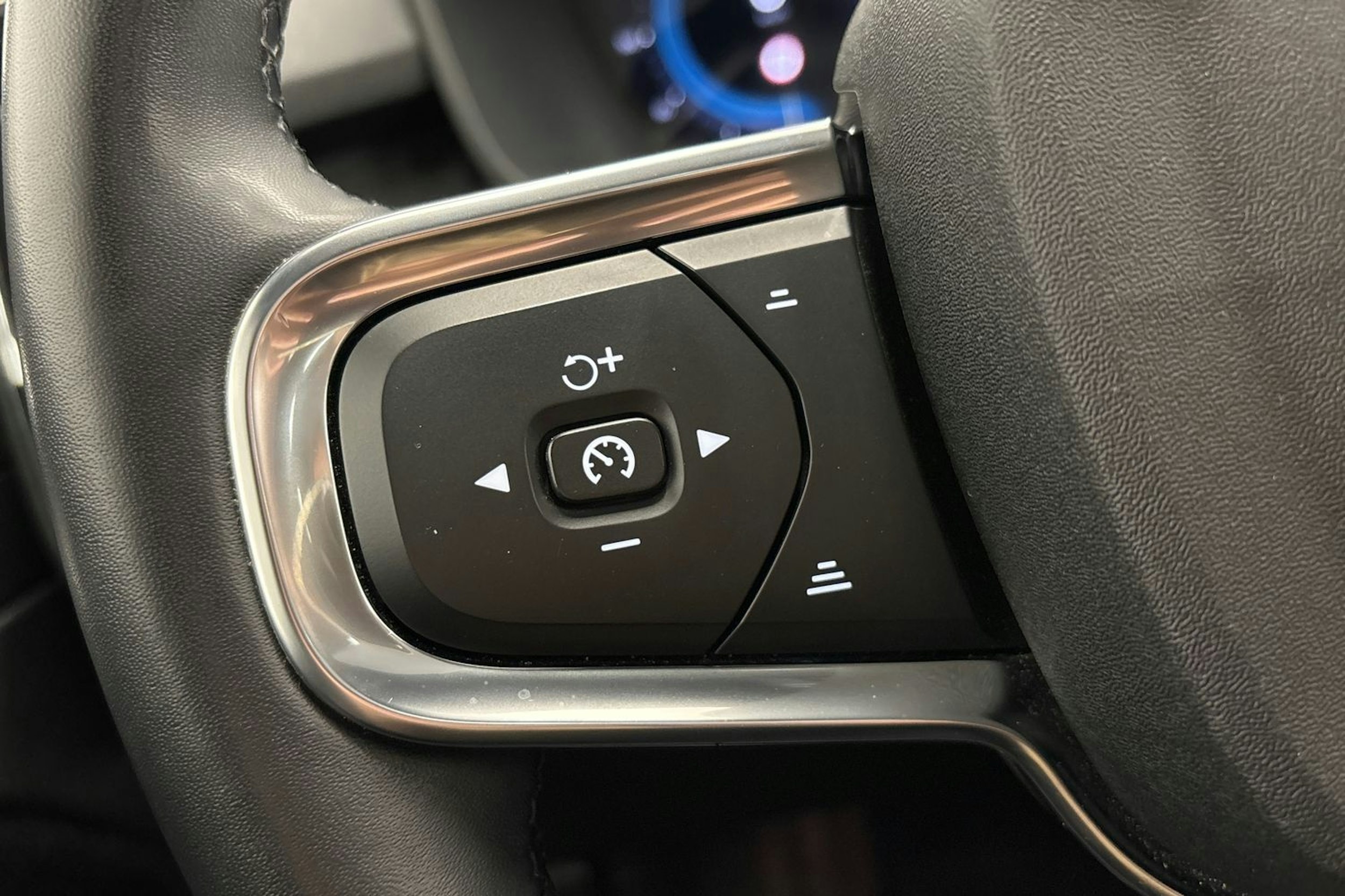 musta Volvo XC40 2023 kuva 18.