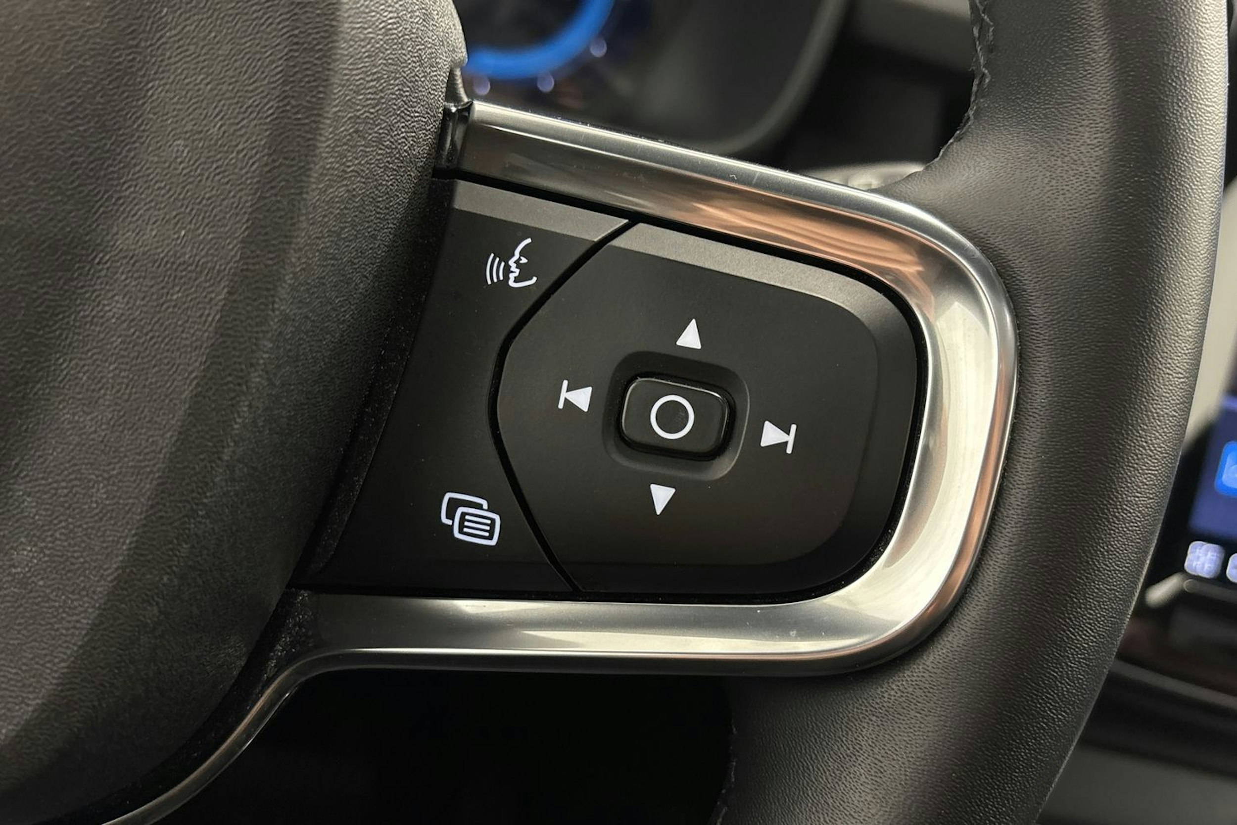 musta Volvo XC40 2023 kuva 19.