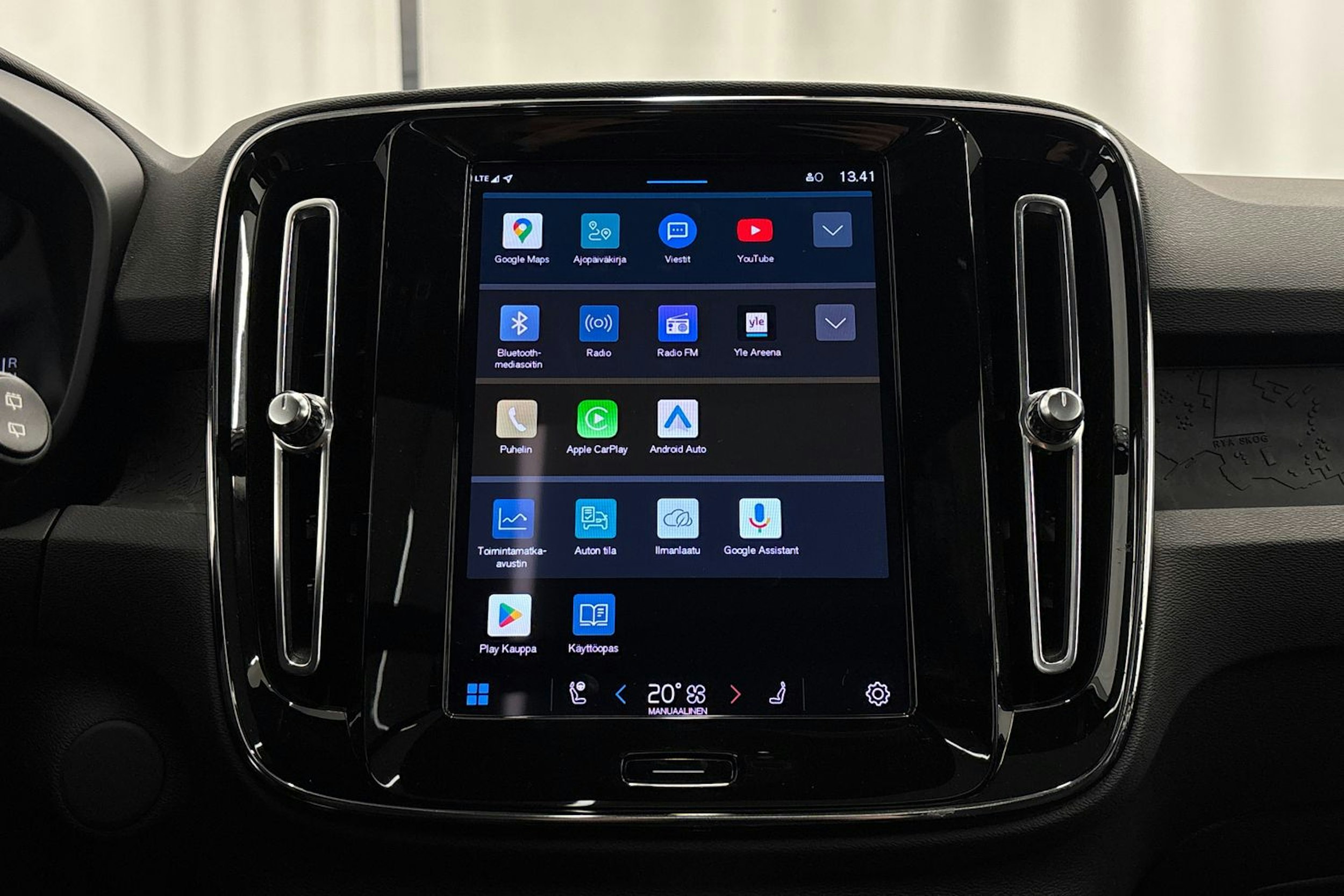 musta Volvo XC40 2023 kuva 22.