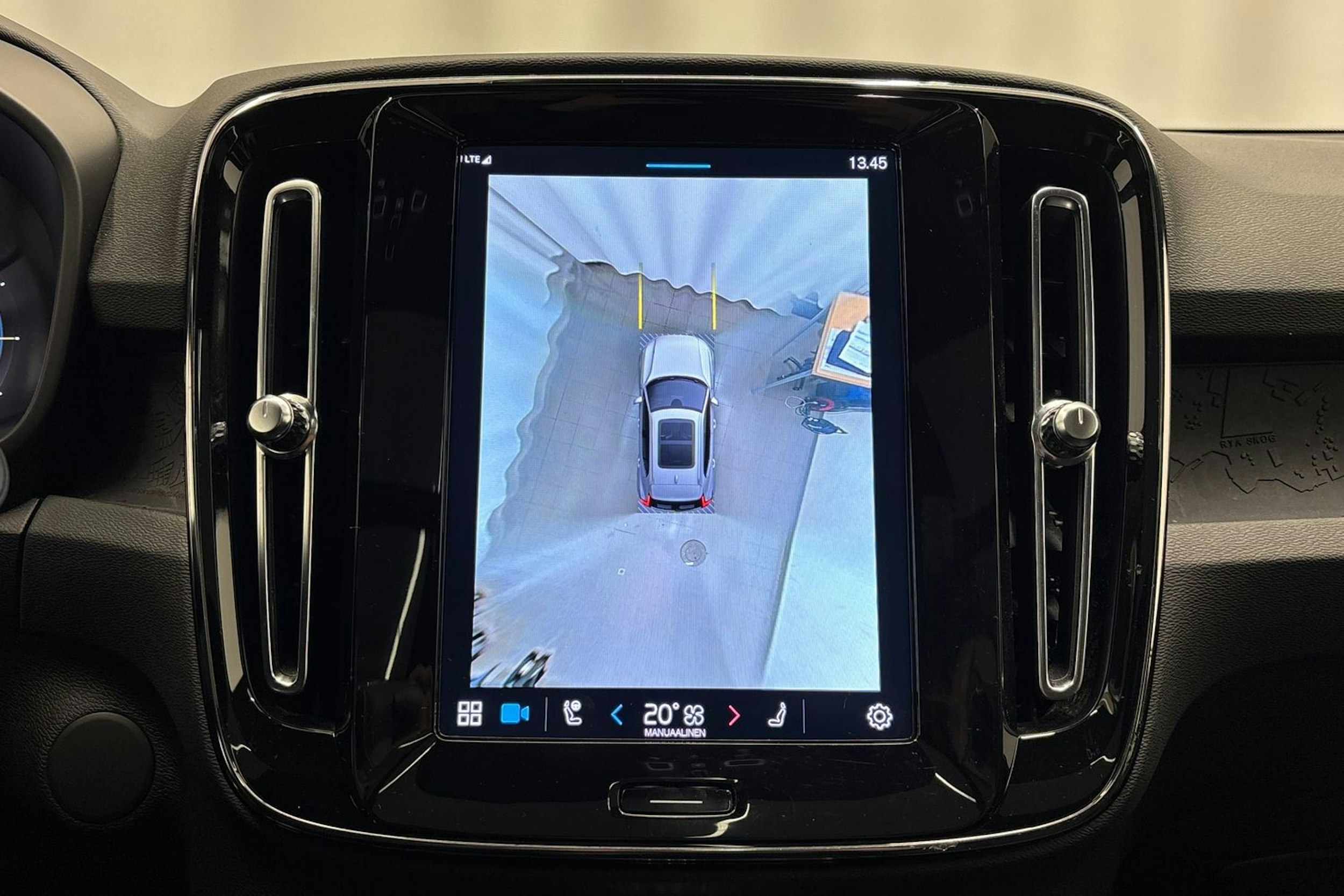 musta Volvo XC40 2023 kuva 24.