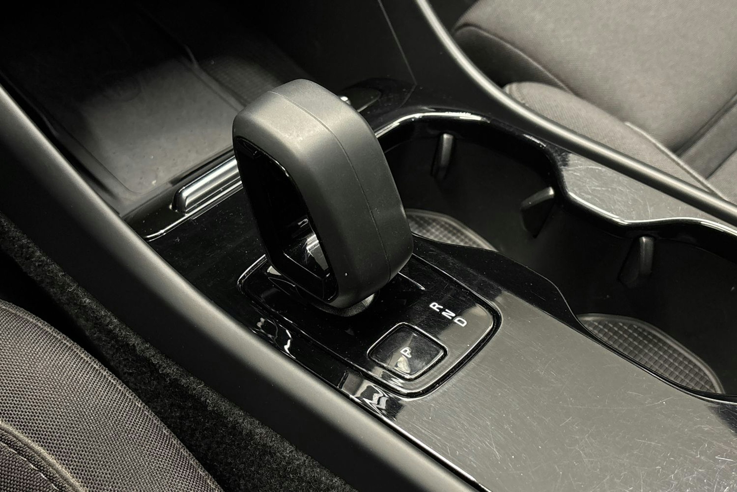 musta Volvo XC40 2023 kuva 25.