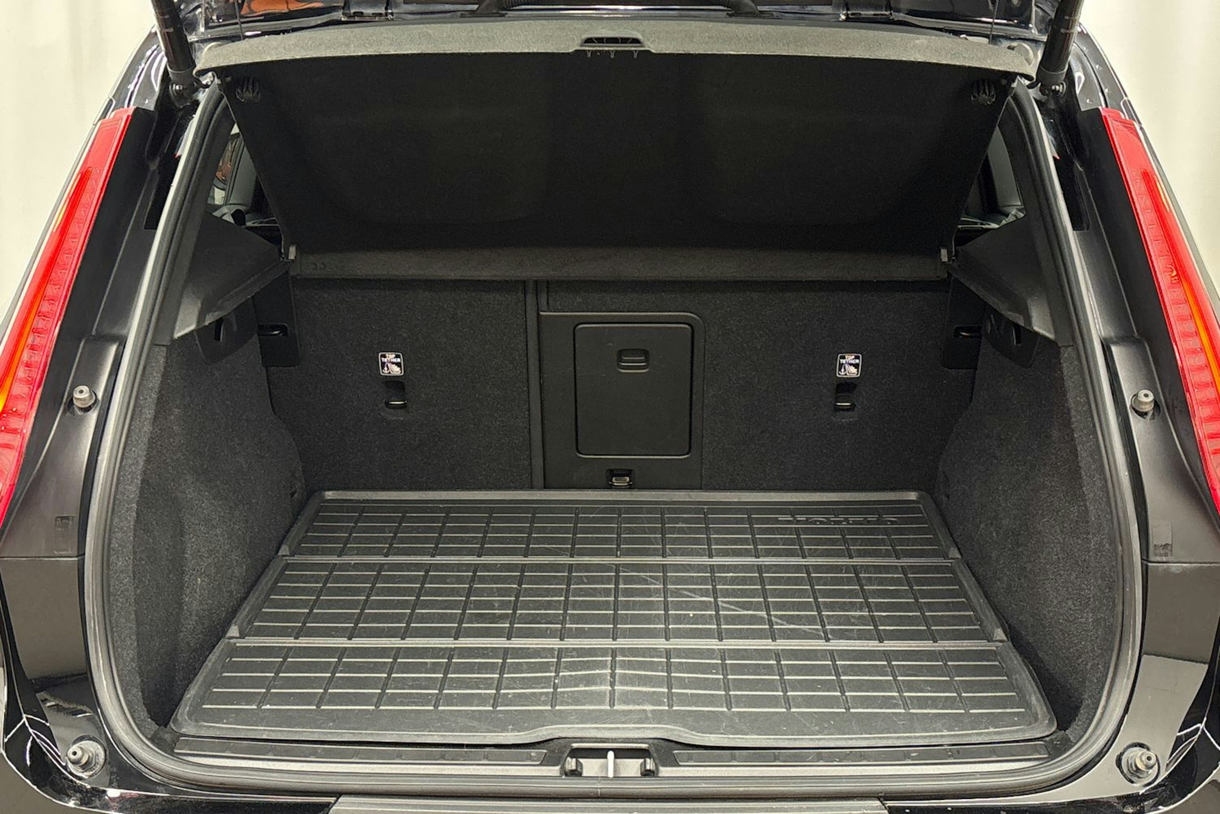 musta Volvo XC40 2023 kuva 26.