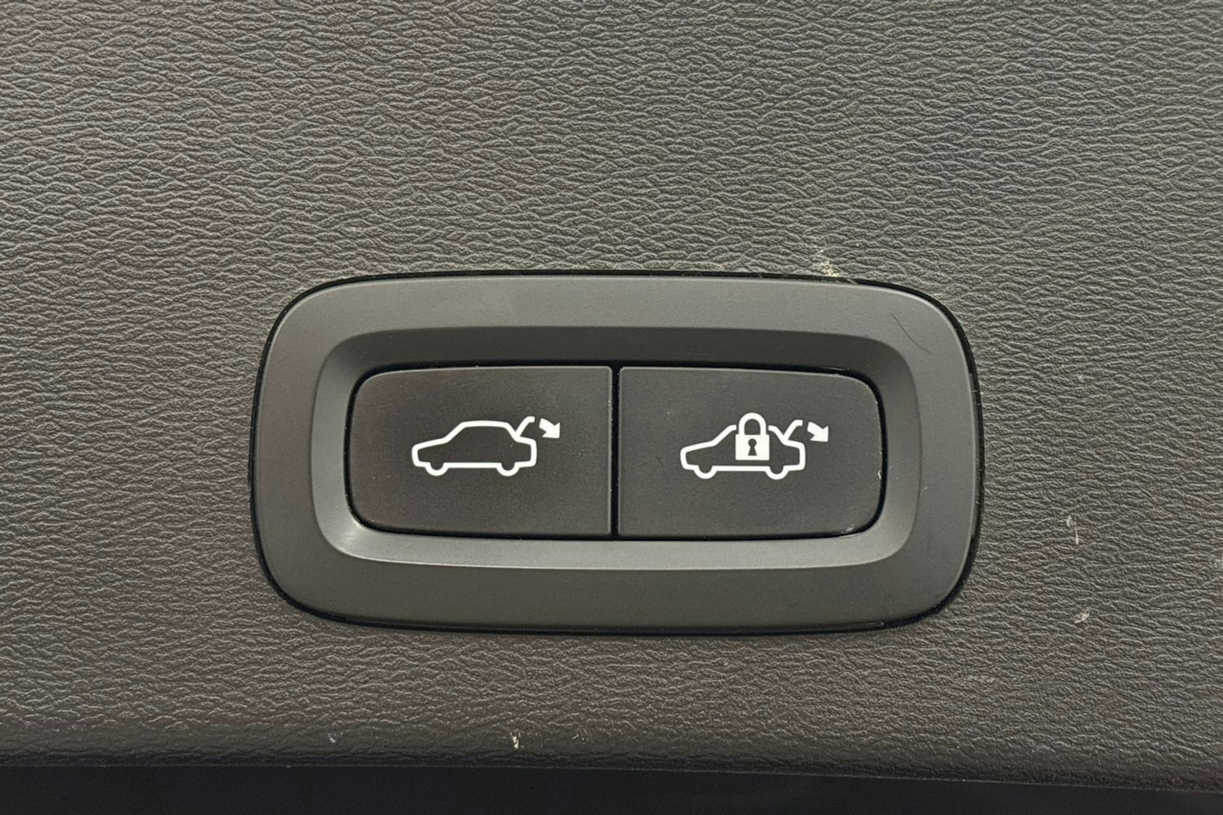 musta Volvo XC40 2023 kuva 27.