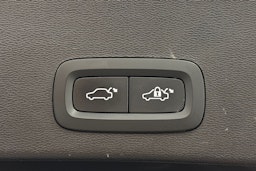 musta Volvo XC40 2023 kuva 27.