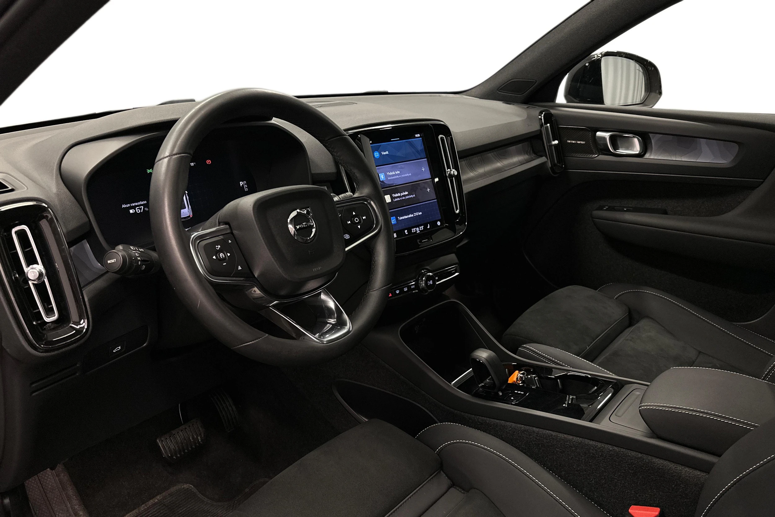 harmaa Volvo XC40 2023 kuva 8.