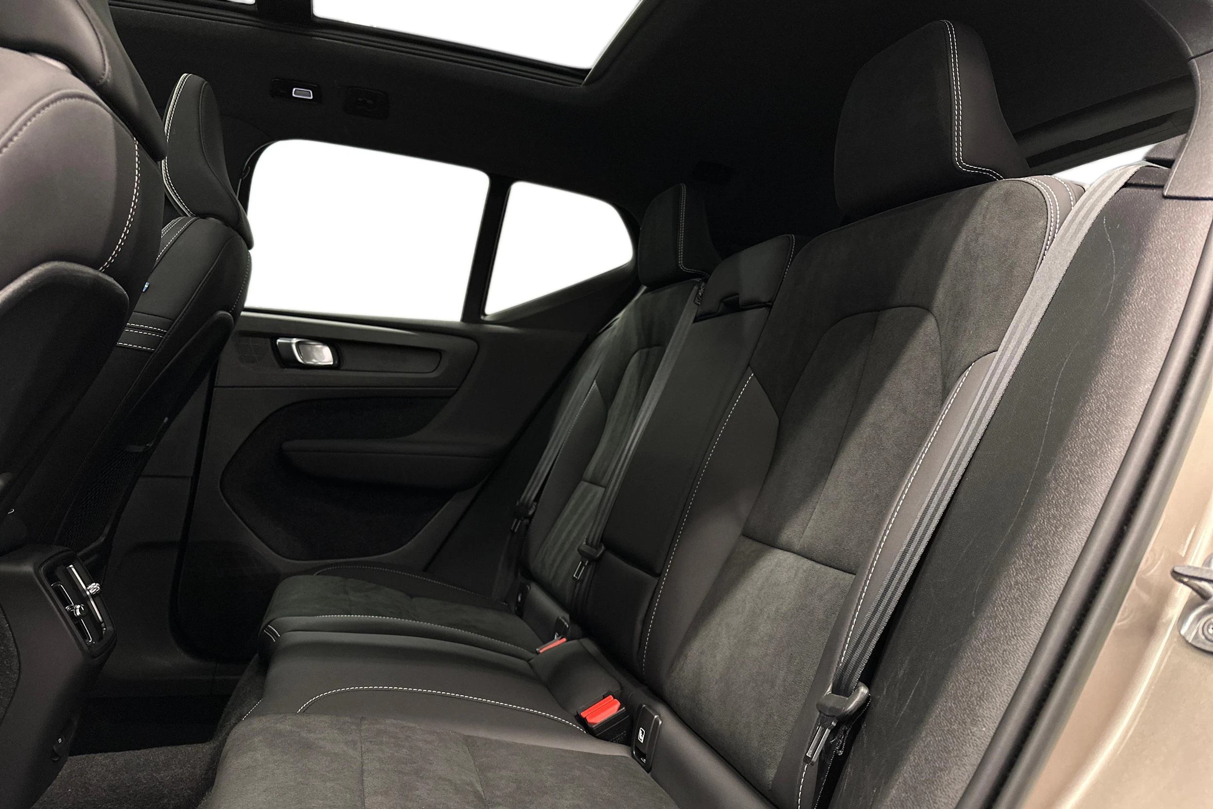 harmaa Volvo XC40 2023 kuva 11.