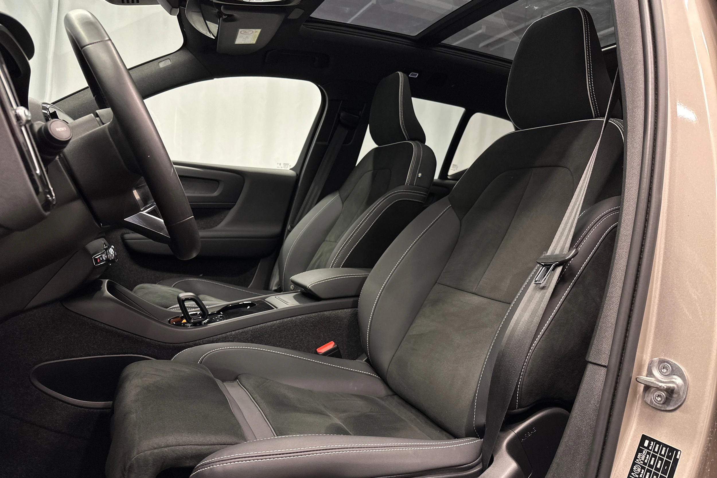 harmaa Volvo XC40 2023 kuva 18.