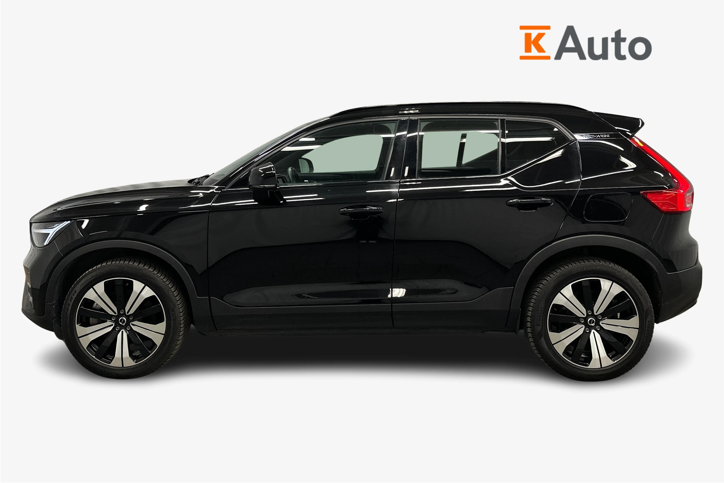 musta Volvo XC40 2023 kuva 7.