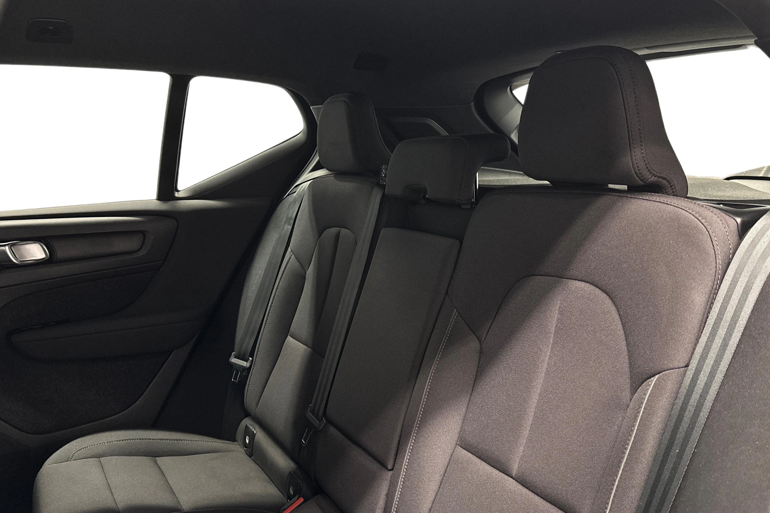 musta Volvo XC40 2023 kuva 11.