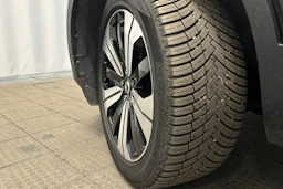musta Volvo XC40 2023 kuva 13.