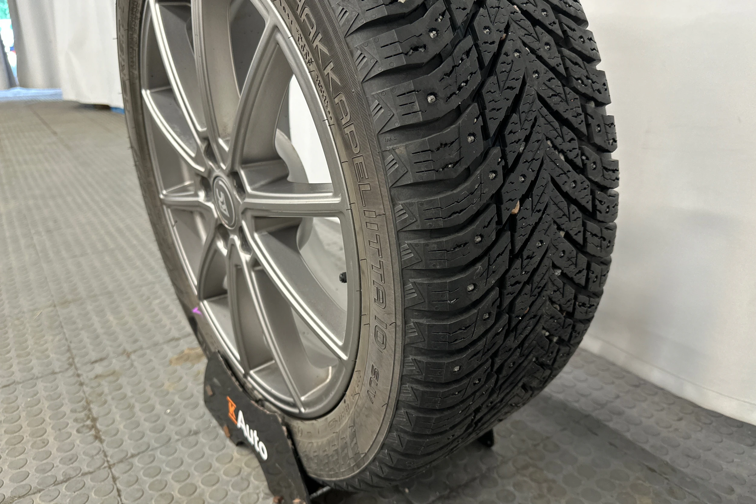 musta Volvo XC40 2023 kuva 16.