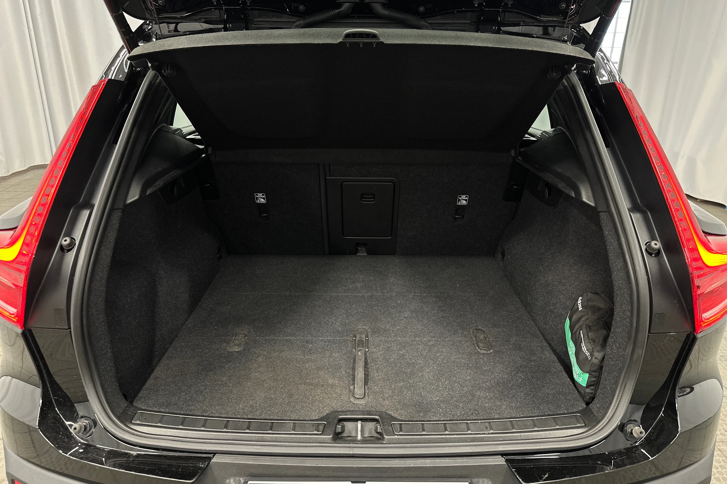 musta Volvo XC40 2023 kuva 17.