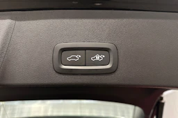 musta Volvo XC40 2023 kuva 18.