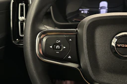 musta Volvo XC40 2023 kuva 22.