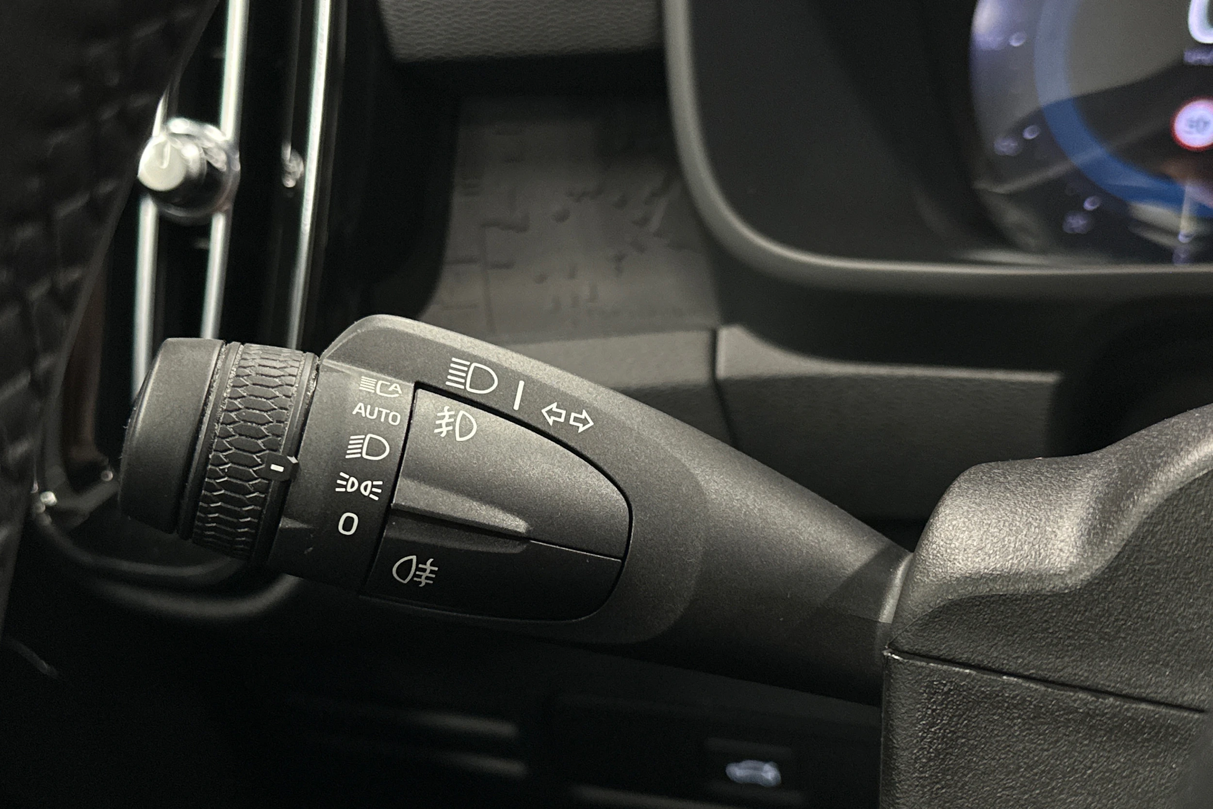 musta Volvo XC40 2023 kuva 24.