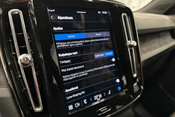 musta Volvo XC40 2023 kuva 27.