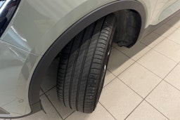 vihreä Volvo XC40 2023 kuva 13.