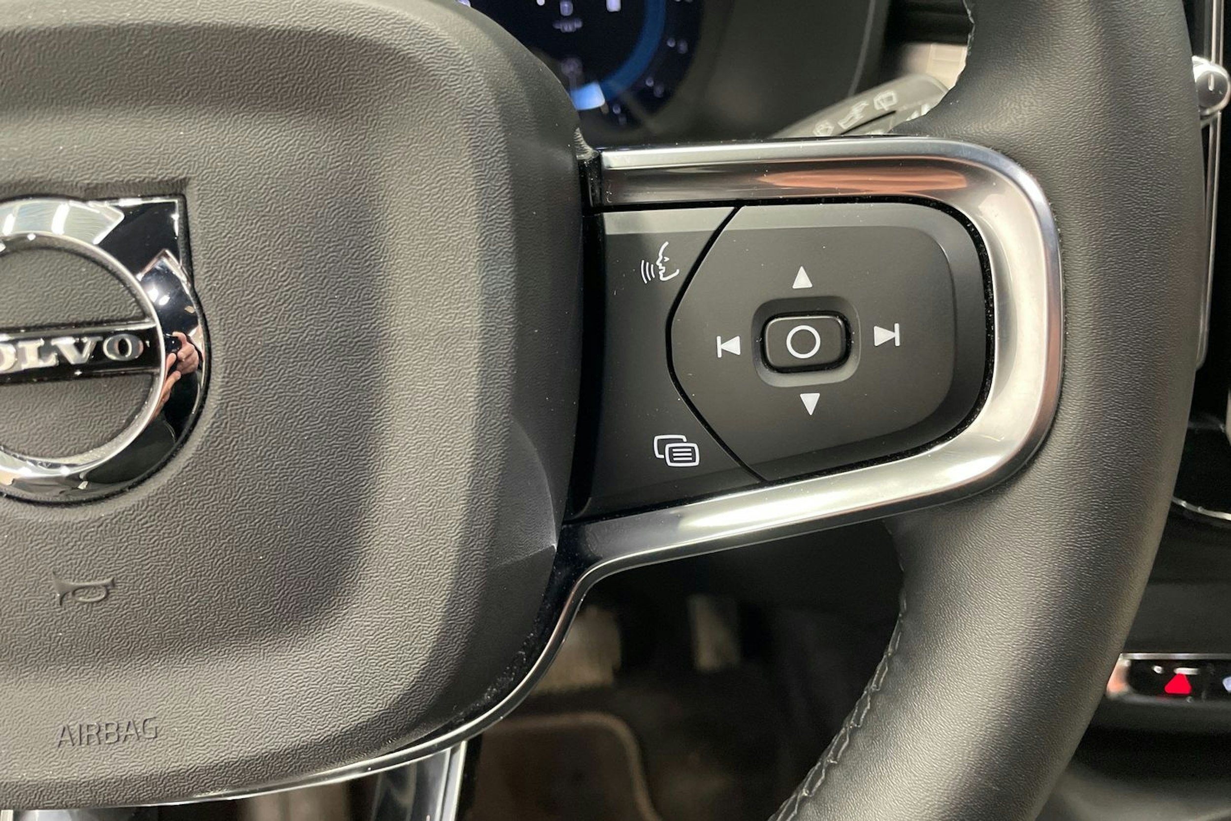 vihreä Volvo XC40 2023 kuva 15.