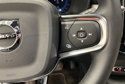 vihreä Volvo XC40 2023 kuva 15.