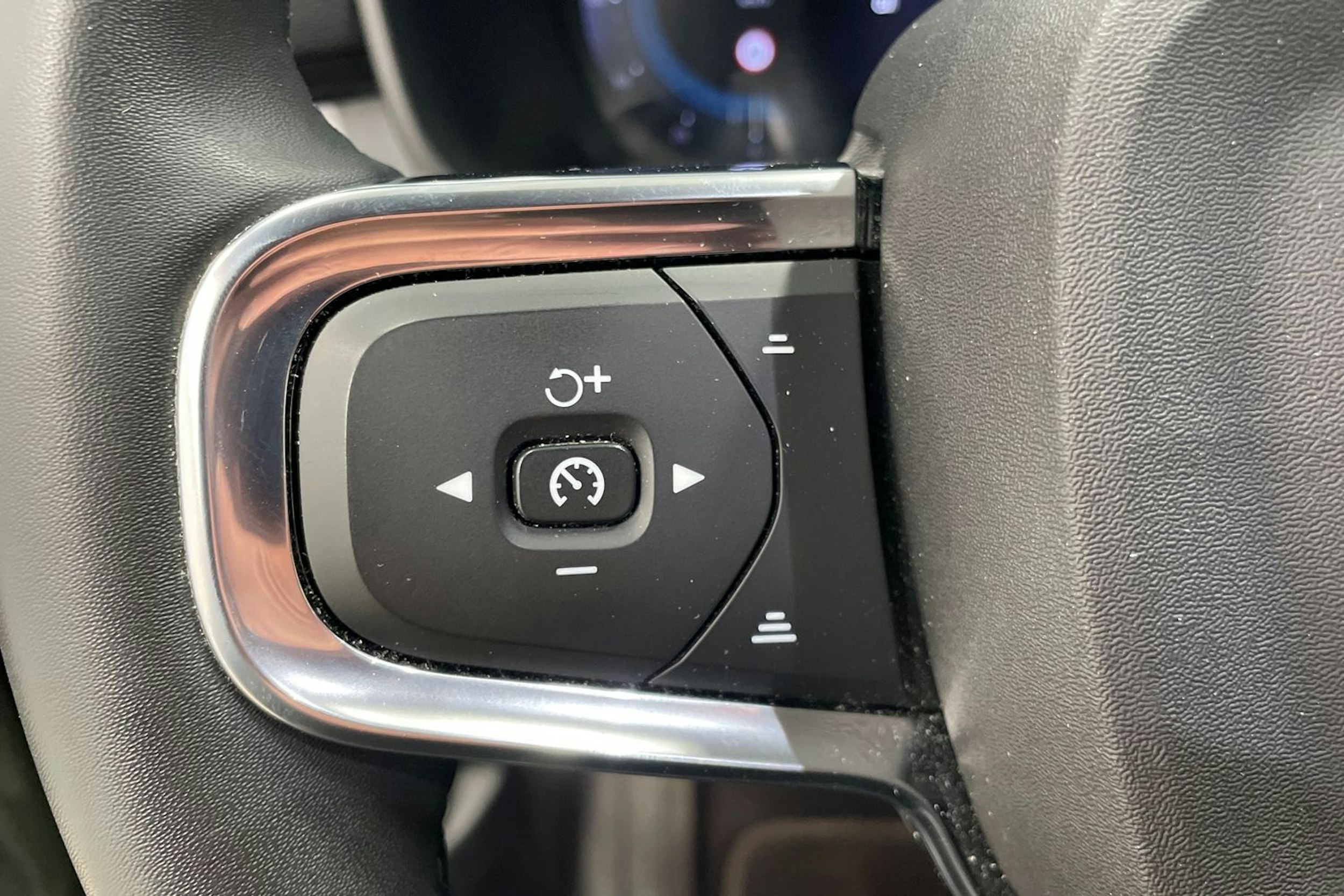 vihreä Volvo XC40 2023 kuva 16.